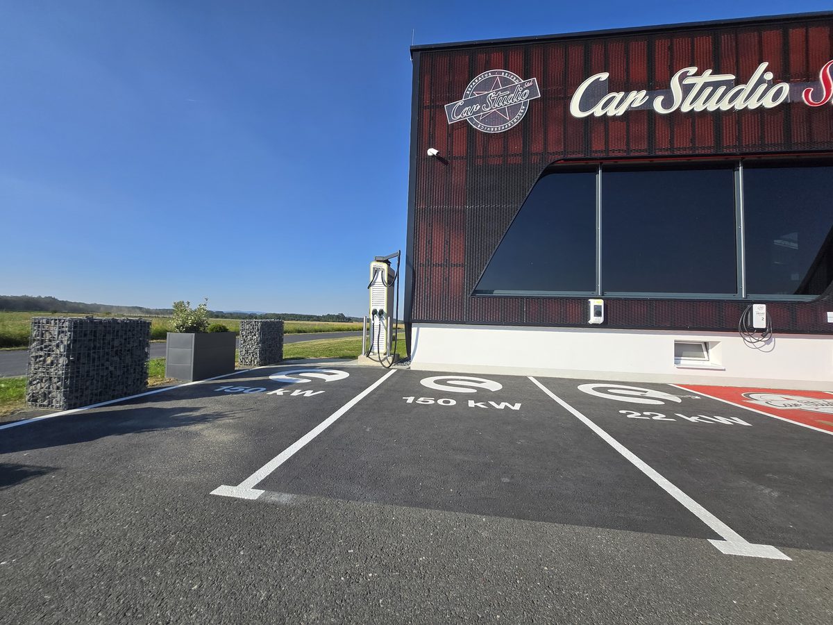 SMATRICS Ladestation CarStudio Süd Güttenbach mit 150 kW und 22 kW Ladepunkten